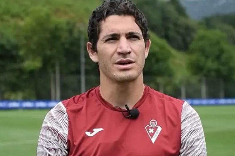 El uacutenico futbolista argentino en Iraacuten contoacute coacutemo escapoacute de la guerra