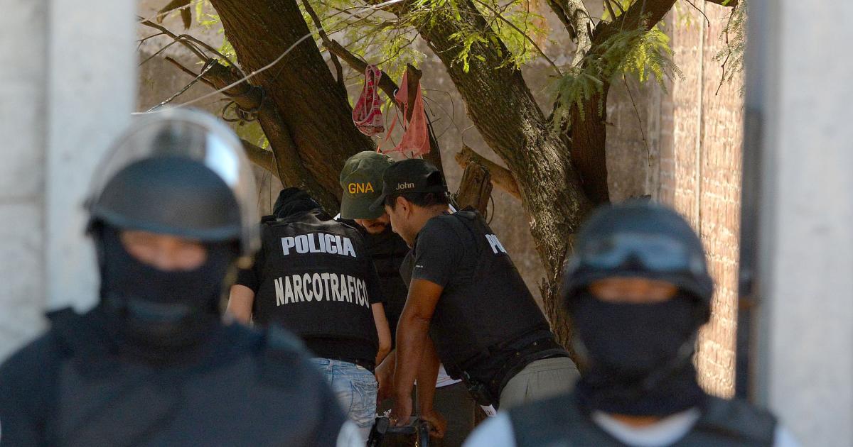 Tumban quiosco de drogas y apresan a cuatro parientes en el Almirante Brown