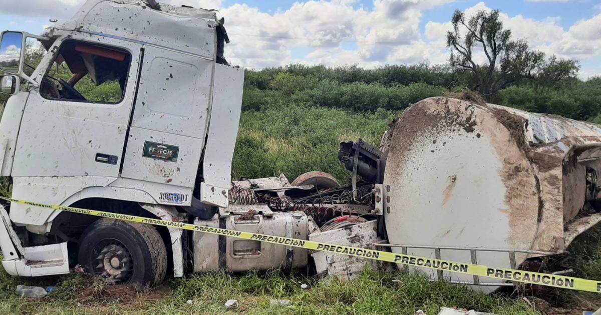 Operativo conjunto por vuelco de camioacuten transportando combustible
