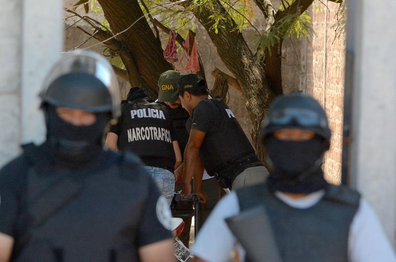 Tumban quiosco de drogas y apresan a cuatro parientes en el Almirante Brown