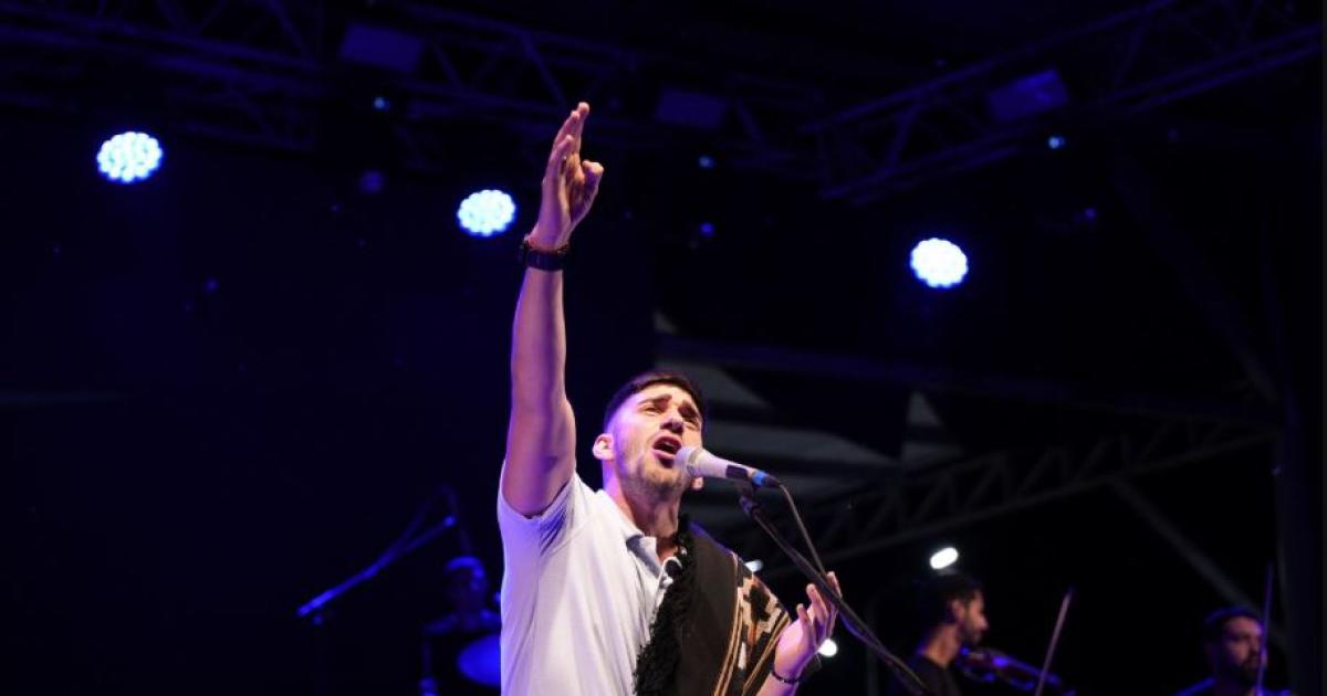 La llegada de su hijo llevoacute a Santiago Paz a cantar una obra de su padre