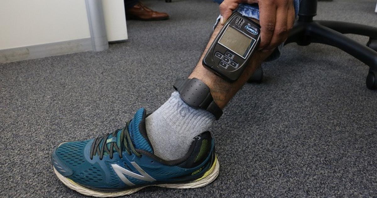 Tobillera electroacutenica para un sexagenario acusado de abuso