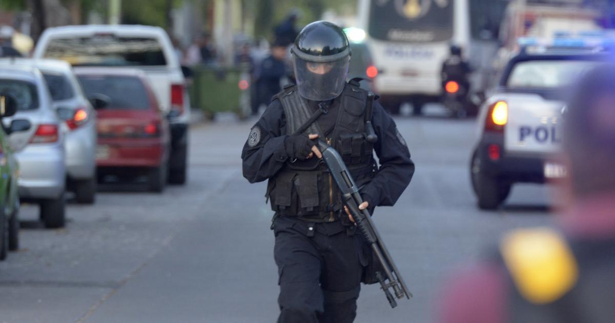 FURIA GOLPES Y DENUNCIAS- Las chicas intercambiaron golpes dentro y fuera de la 14 También terciaron de aliadas una hermana y una prima