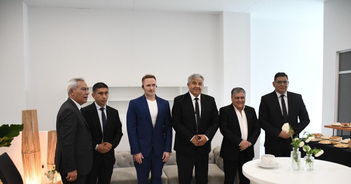 El Dr Chris Meniw brindoacute una conferencia sobre la IA