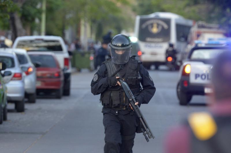 FURIA GOLPES Y DENUNCIAS- Las chicas intercambiaron golpes dentro y fuera de la 14 También terciaron de aliadas una hermana y una prima