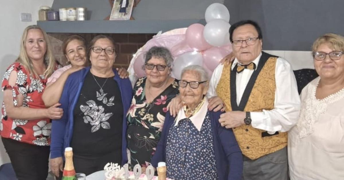 Con 102 antildeos Mariacutea Luisa disfruta de la vida y del amor de su numerosa familia