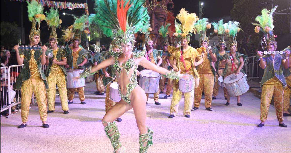 Bandera reunioacute a miles de personas y latioacute con el Carnaval