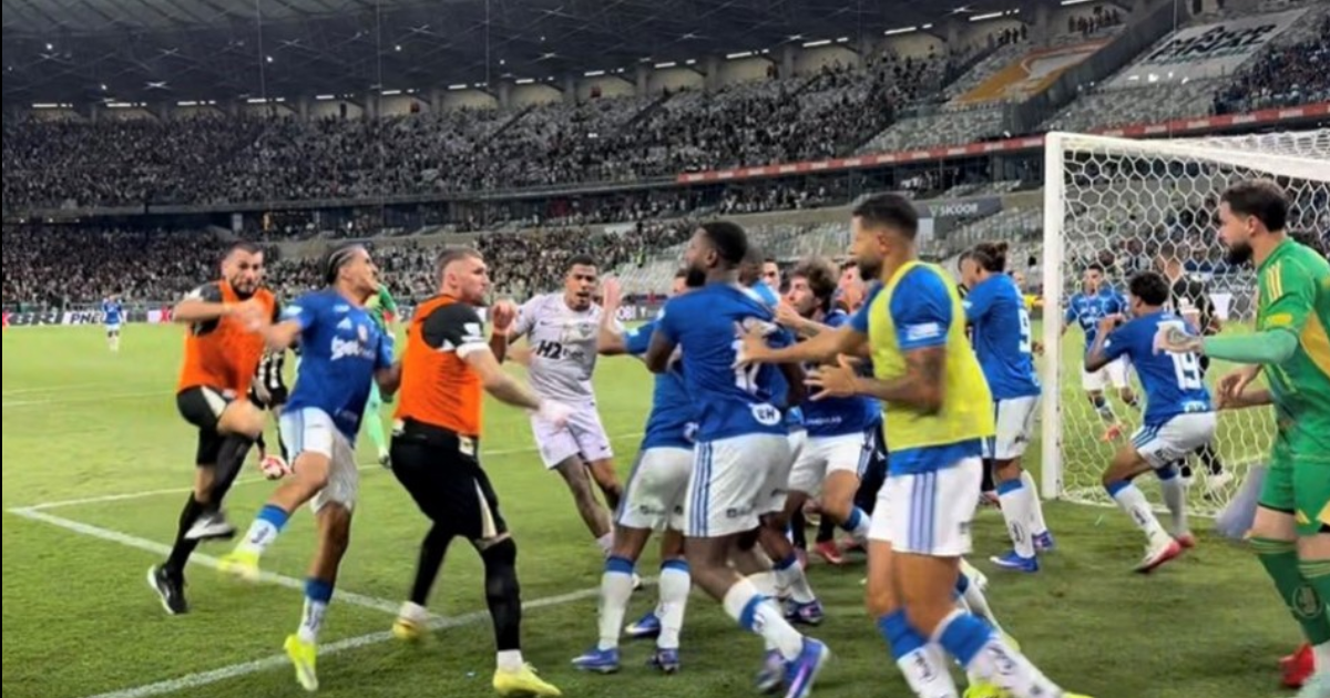 Final y escaacutendalo en Brasil- batalla campal entre Cruzeiro y Atleacutetico Mineiro que terminoacute con 23 expulsados