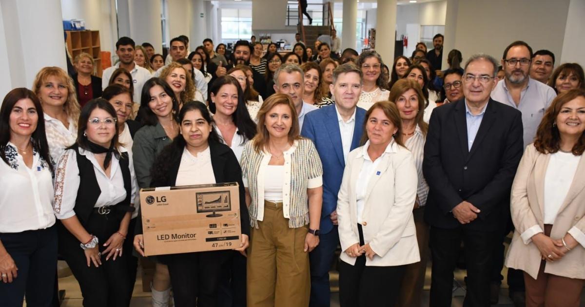 Fuentes entregoacute equipo informaacutetico para el personal de la Subsecretariacutea de Educacioacuten