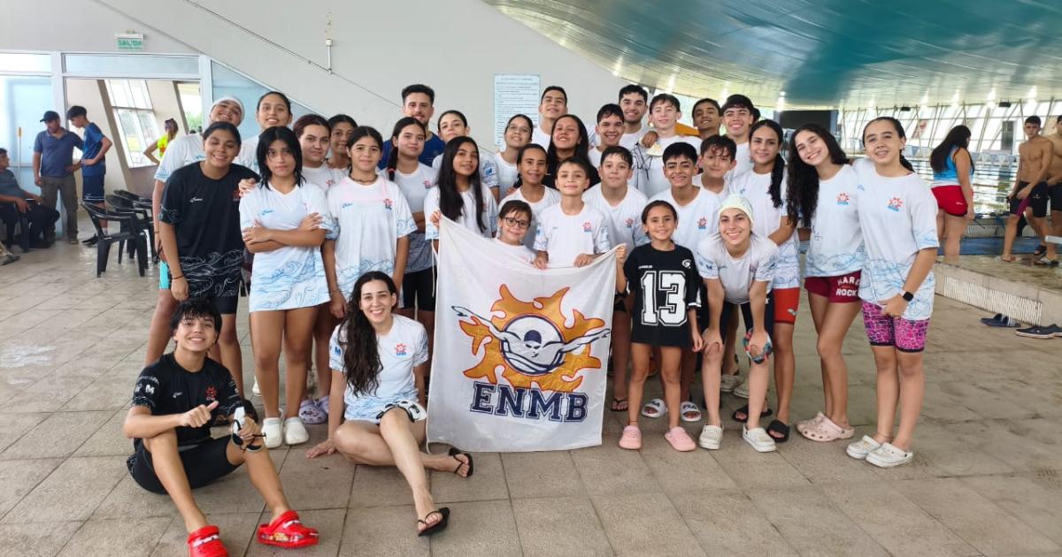 Brillante actuacioacuten de los nadadores de la Escuela Normal en un torneo en casa