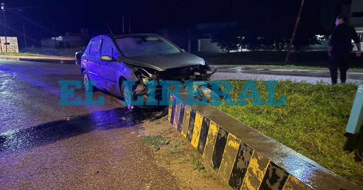Conduciacutea ebrio y terminoacute chocando contra un monolito en el acceso a Sumampa