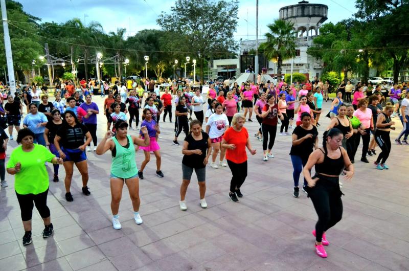 Mujeres celebraron su diacutea con una Maacutester Class de Ritmos