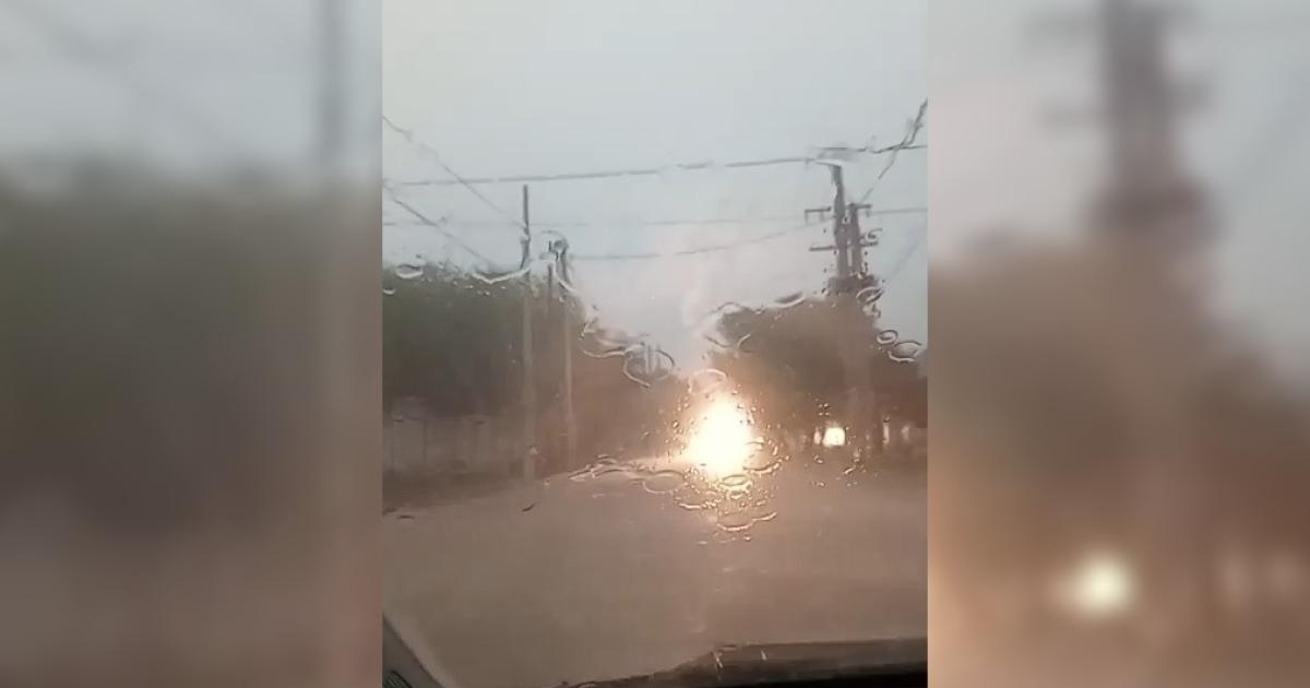 VIDEO  No se ve nada- la intensa lluvia complica el traacutensito en Santiago del Estero