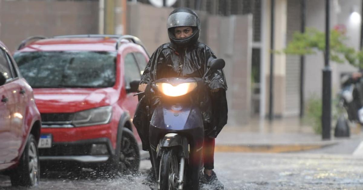 VIDEO  La tormenta dejoacute calles anegadas en distintos sectores de Santiago y La Banda