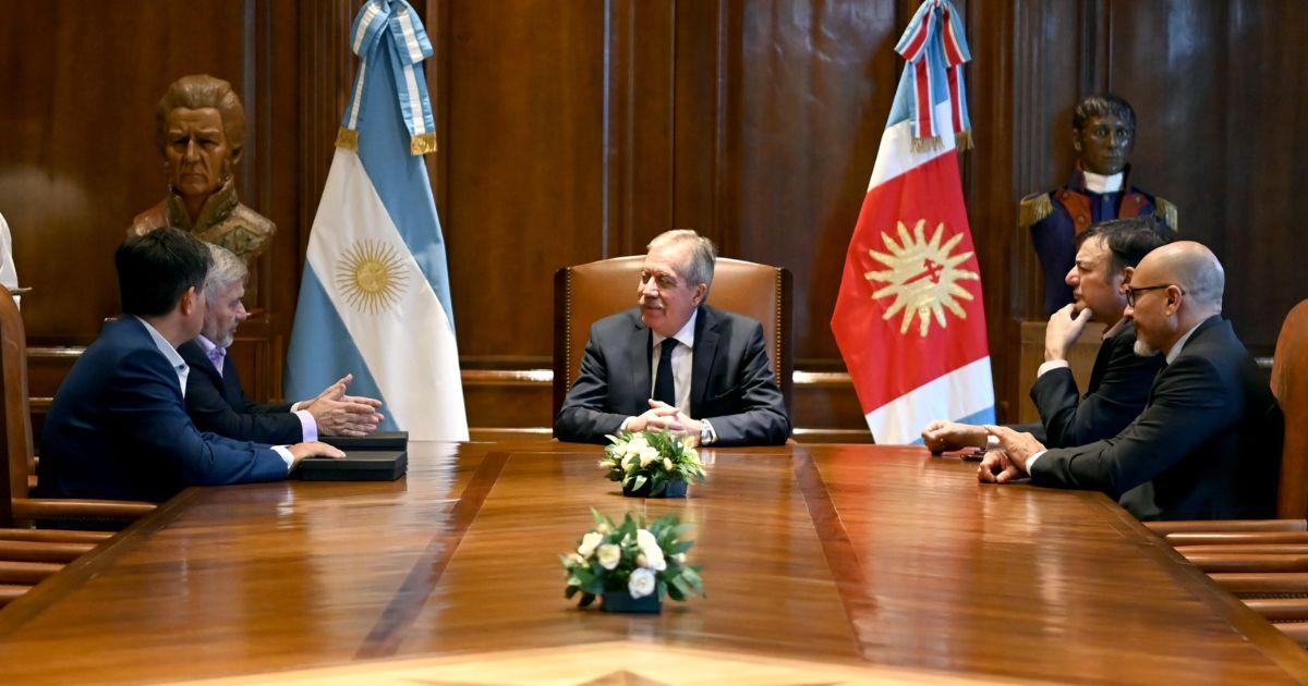 El gobernador Eliacuteas Suaacuterez se reunioacute con autoridades de la Comisioacuten Arbitral de Impuestos