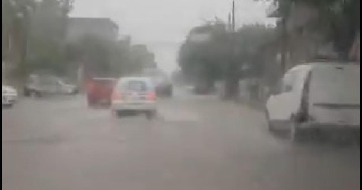 Alerta por inundaciones- asiacute estaacute la calle Saacuteenz Pentildea y la avenida Coloacuten 