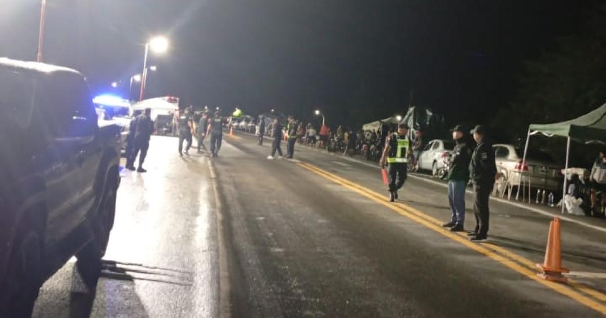 Crecida de riacuteos obliga a vecinos a dejar sus casas