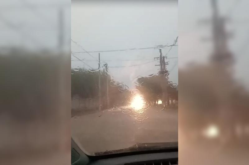 VIDEO  No se ve nada- la intensa lluvia complica el traacutensito en Santiago del Estero