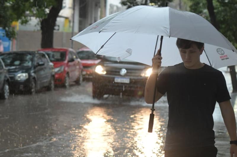 FOTOS  Santiago del Estero bajo la lluvia- paraguas y calles anegadas en el centro