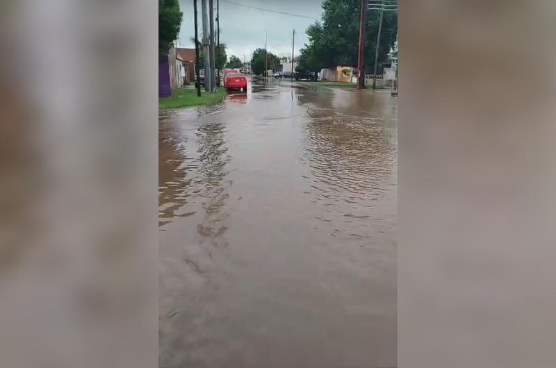 VIDEO  El fuerte temporal tambieacuten azota al interior- cayeron 50 miliacutemetros y hay calles anegadas
