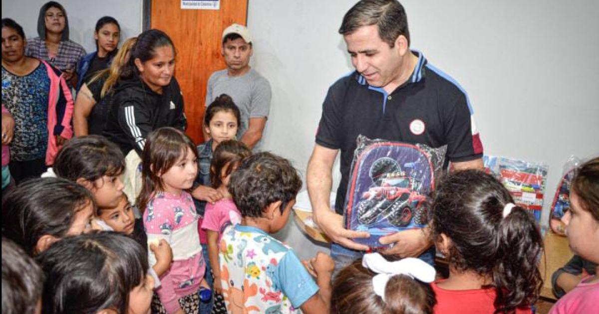 Entregaron kits escolares a chicos de la primaria y la secundaria en Clodomira