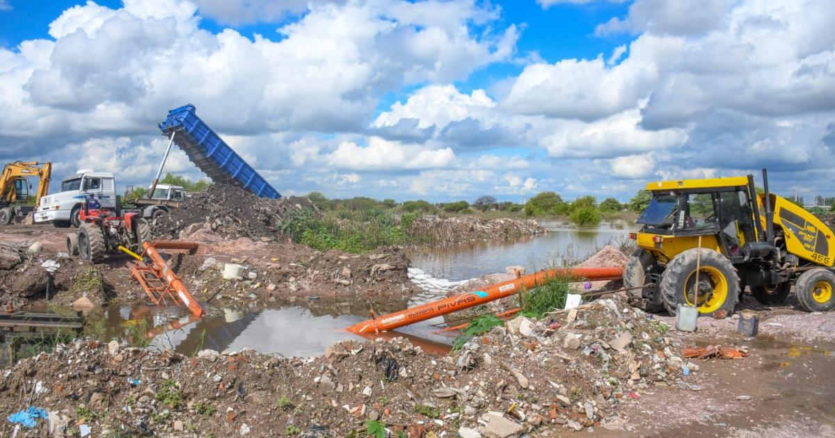 Capital- continuacutean los trabajos para aliviar el desagucirce del barrio La Catoacutelica