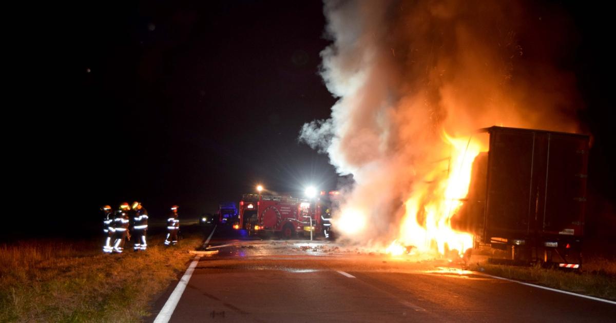 Incendio de un semirremolque sobre la Ruta 9 en Siliacutepica