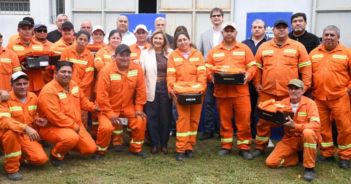 La intendente Fuentes entregoacute maacutes de 2000 uniformes de trabajo para el personal del Servicio de recoleccioacuten y limpieza de la ciudad