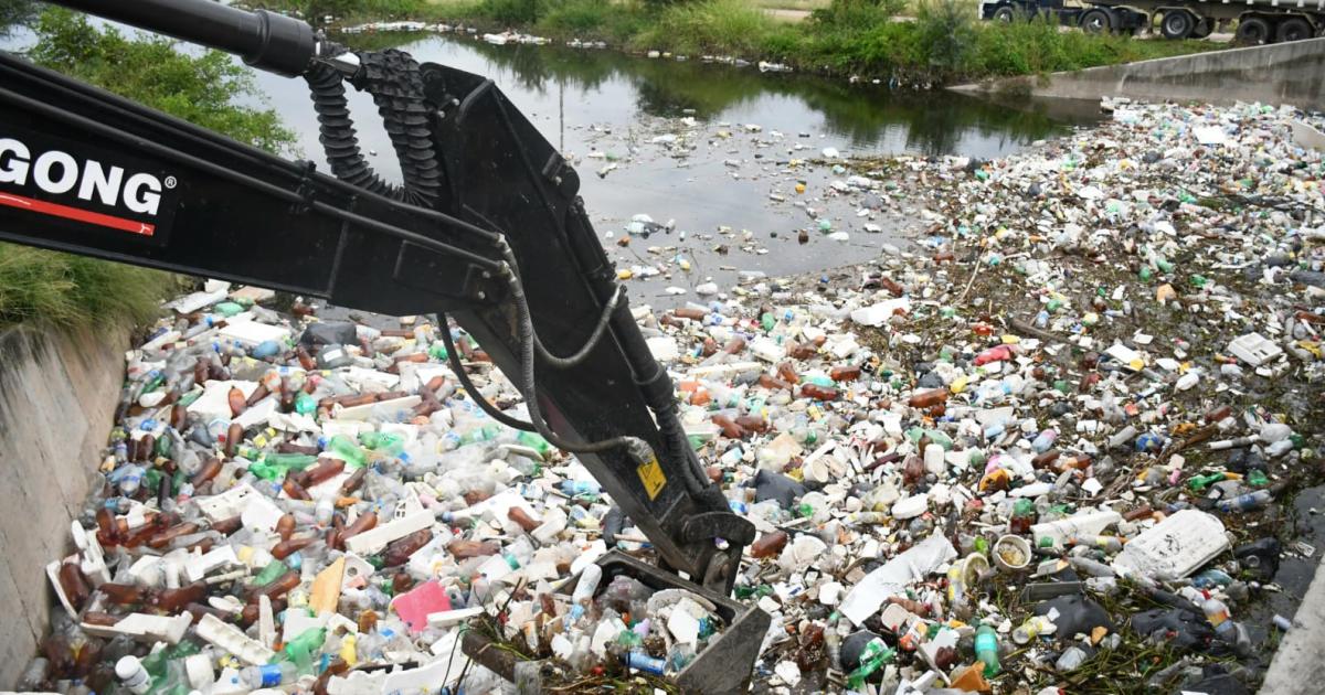 La Municipalidad retiroacute varias toneladas de residuos domiciliarios desde dentro del Desaguumle Principal Sur