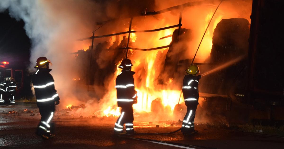 Incendio de un semirremolque sobre la Ruta 9 en Siliacutepica