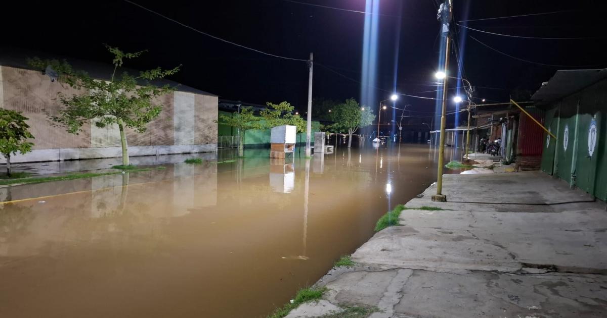 VIDEO  Evacuaciones en Las Termas por la crecida del Riacuteo Dulce- el agua inundoacute calles y obligoacute a retirar familias