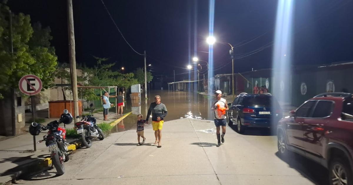 CAUDAL El Embalse Río Hondo recibía 2628 m3s y erogaba 1575 m3s La cota estaba a 3 cm de la alerta amarilla