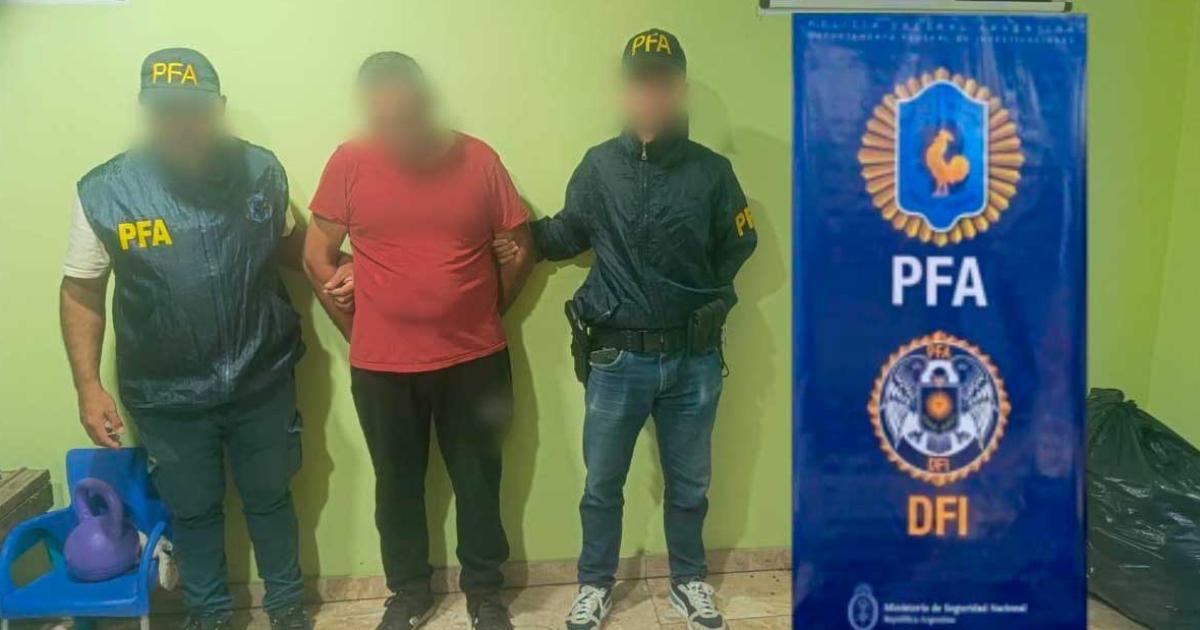 La policía detuvo a uno de los implicados