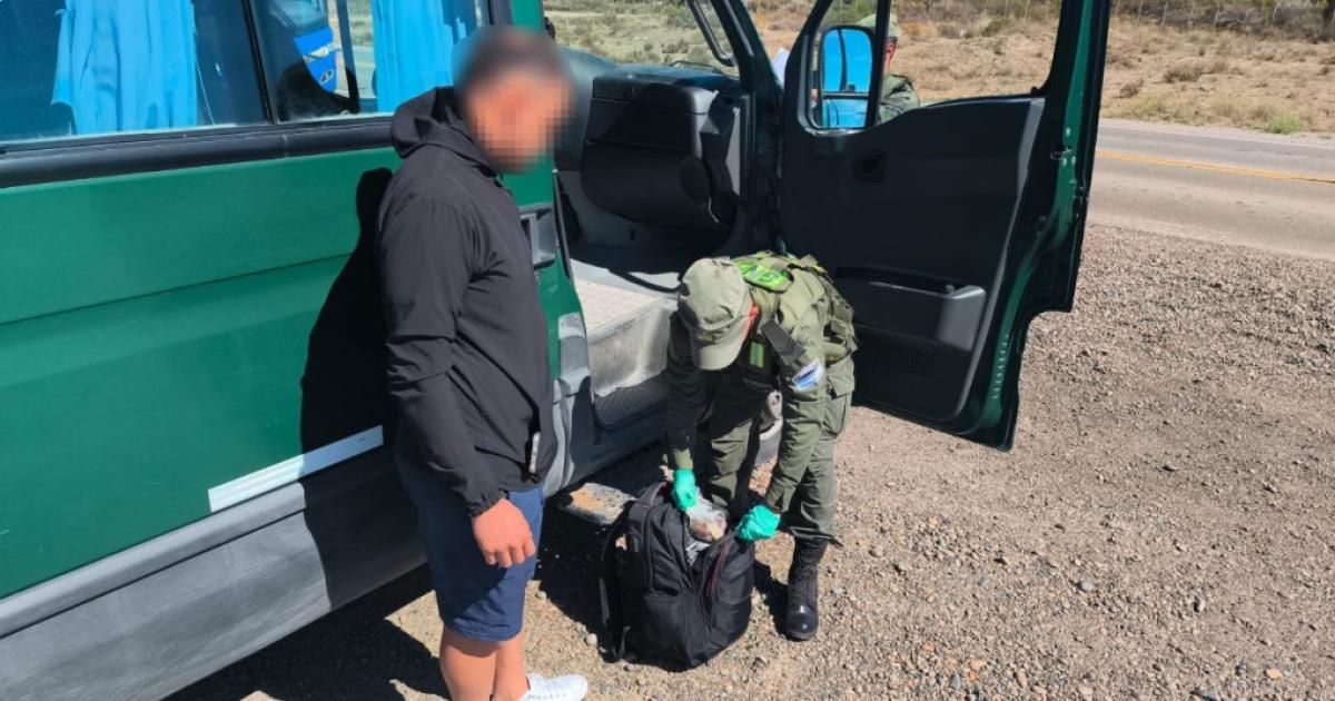 Pasajero de un oacutemnibus llevaba dentro de una mochila 24 puntas de flechas pertenecientes a los pueblos originarios