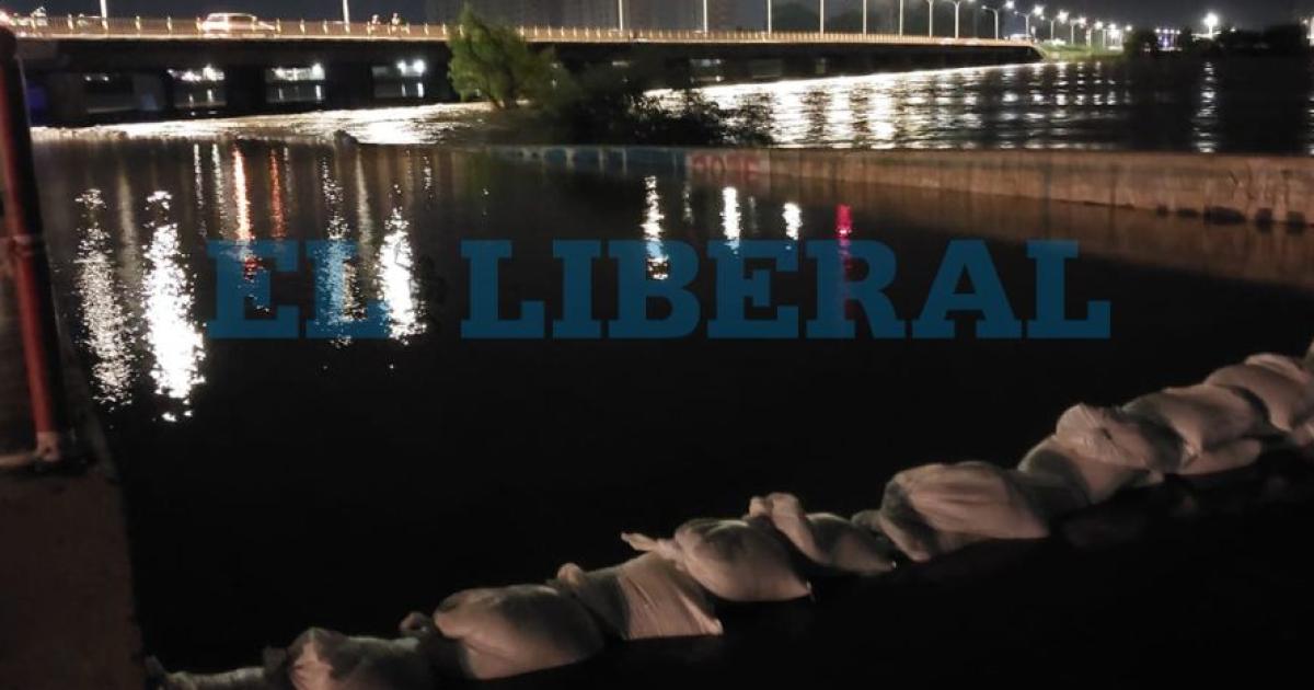 VIDEO- El Riacuteo Dulce desbordoacute la costanera y desplegaron un amplio operativo en Santiago del Estero