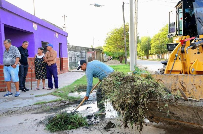 Realizan operativo de limpieza en barrios Villa Juana y Los Lagos