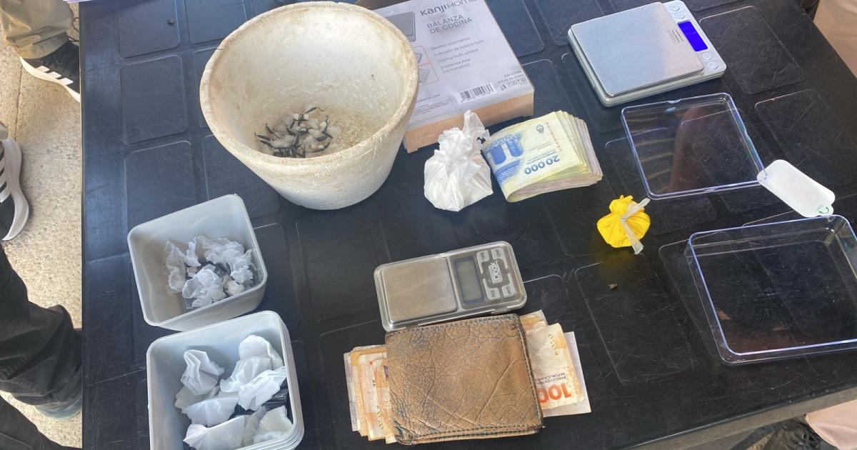 Cae un dealer con 57 bagullos de cocaiacutena y casi 1000000