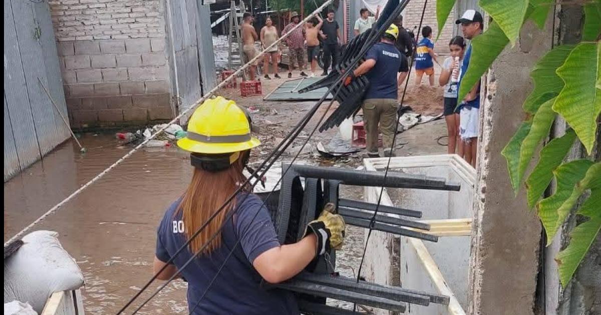 Comuna y Bomberos asisten y evacuan familias en Las Termas