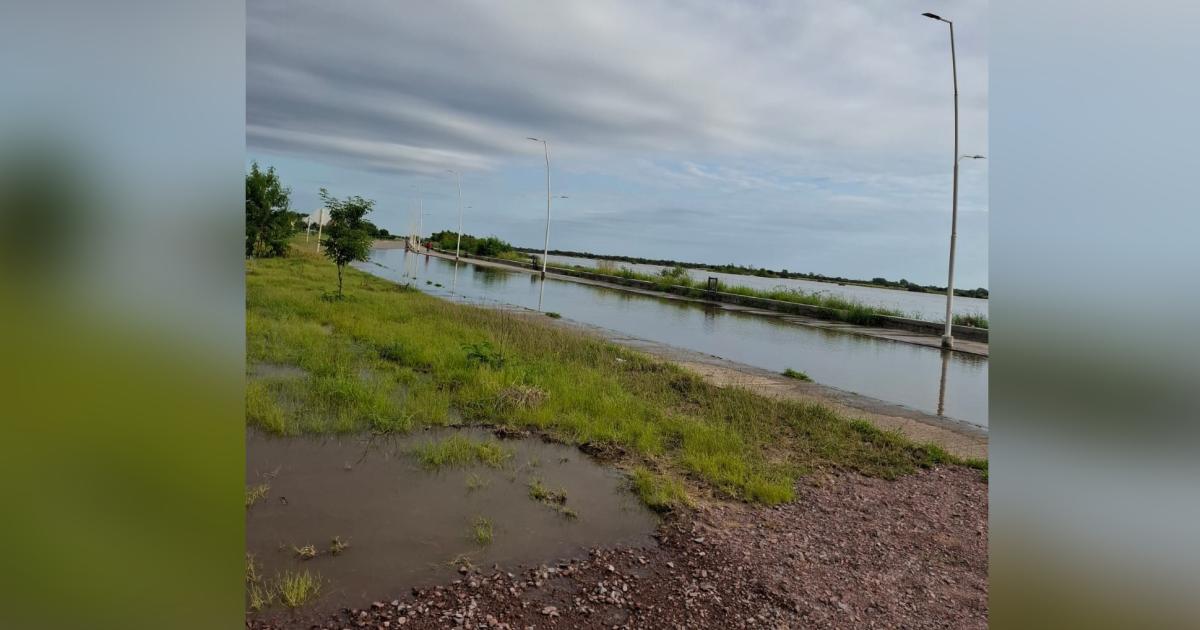 VIDEO El agua desbordoacute la Costanera Norte a la altura del Bdeg Lomas del Golf