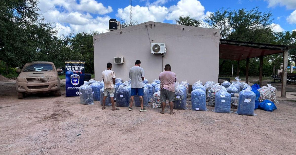 Secuestran tres camionetas y maacutes de 1300 kilos de hoja de coca en un amplio procedimiento