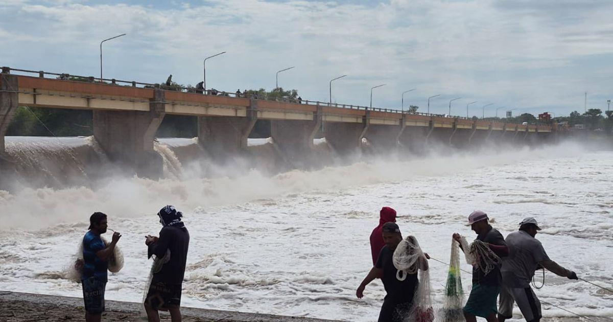 Crecida del riacuteo Dulce- el dique Los Quiroga ofrece una postal impactante con decenas de pescadores