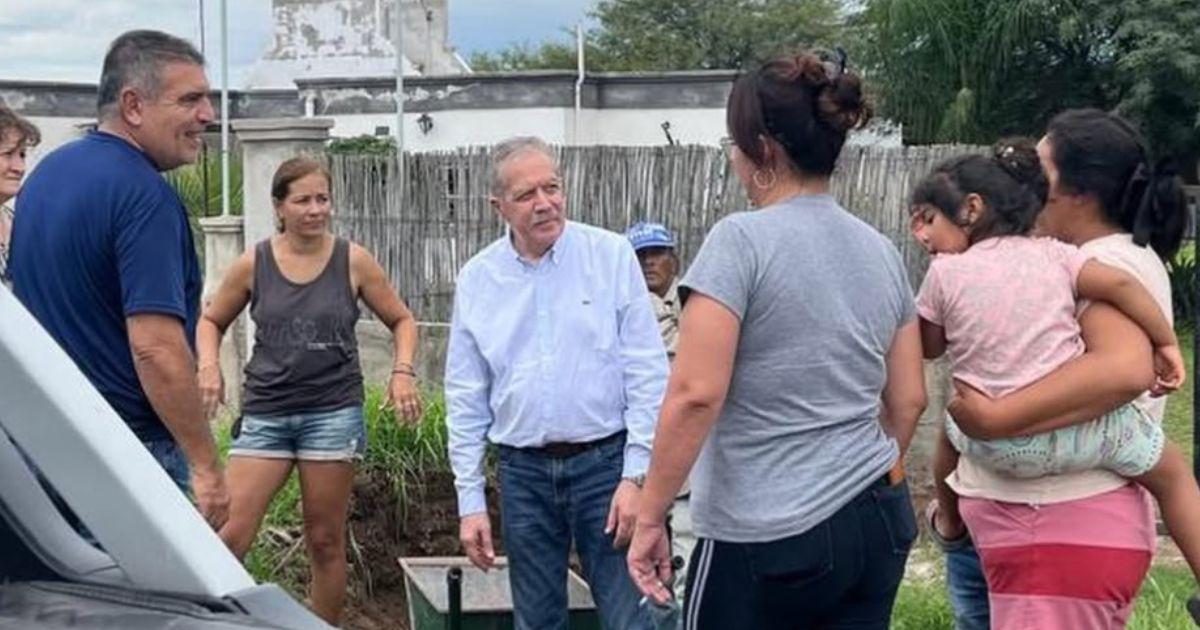 El gobernador Eliacuteas Suaacuterez supervisoacute trabajos de contencioacuten y asistencia a familias afectadas por el desborde del riacuteo