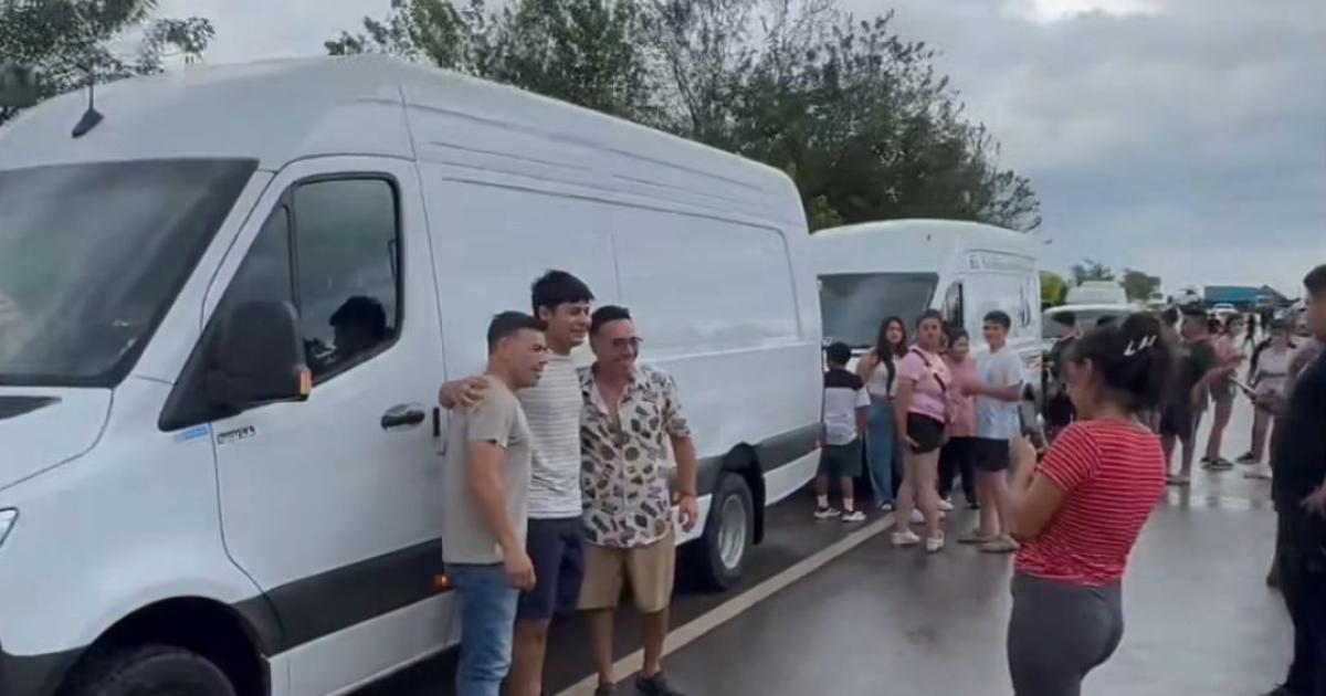 Muacutesicos santiaguentildeos llevaron ayuda solidaria a zonas inundadas de Tucumaacuten