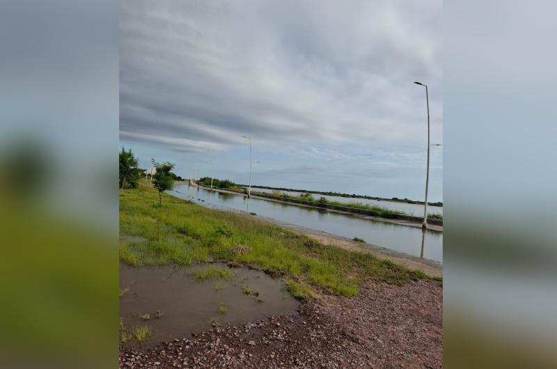 VIDEO El agua desbordoacute la Costanera Norte a la altura del Bdeg Lomas del Golf