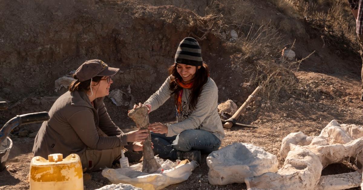 INVESTIGADORA aquí estoy en el Área natural Protegida Paso córdoba a 15km de general roca en un yacimiento con huellas de dinosaurios