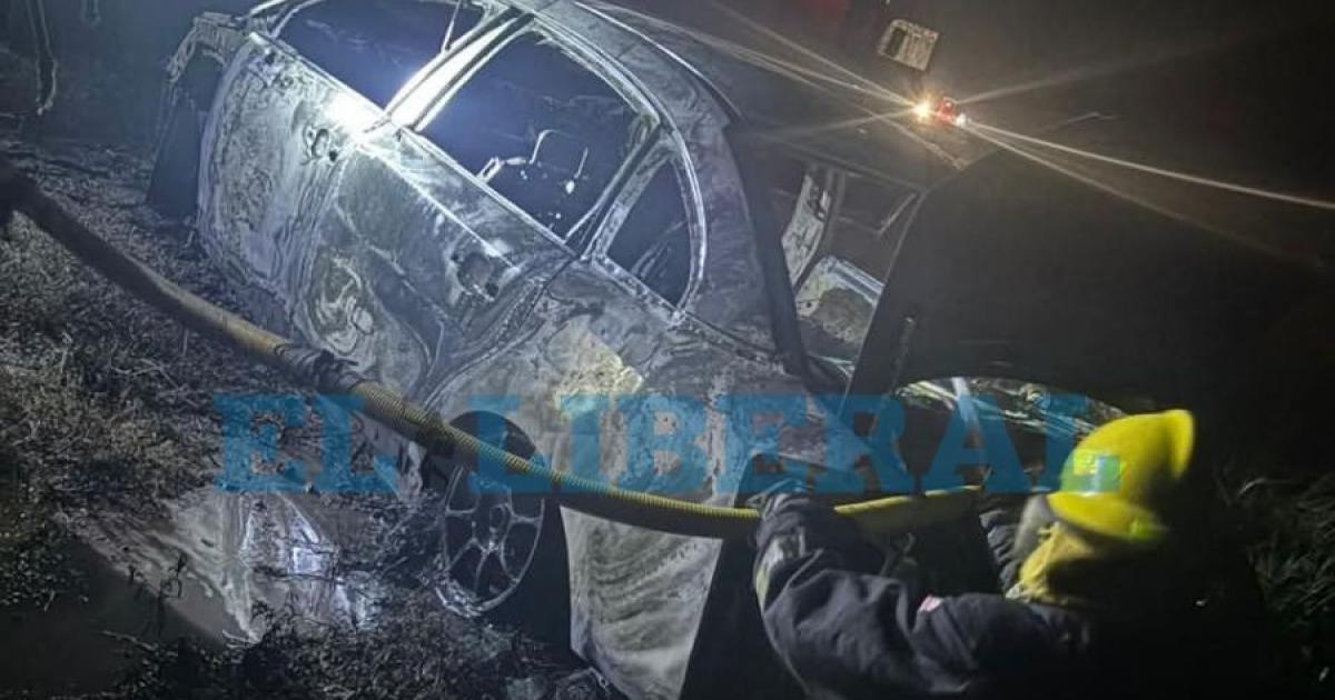 Impactante choque en Ruta Nacional Ndeg34- automoacutevil se incendia tras colisioacuten con camioacuten