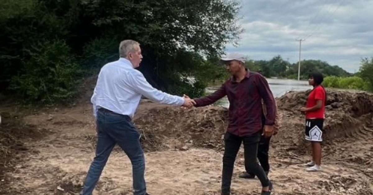 Eliacuteas Suaacuterez recorrioacute los distintos sectores afectados por el desborde del riacuteo en Capital