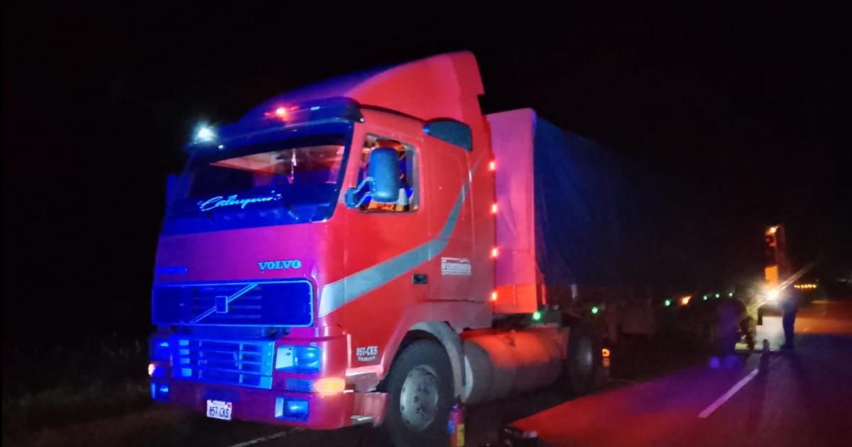 Impresionante- auto terminoacute en llamas tras chocar con una rueda desprendida