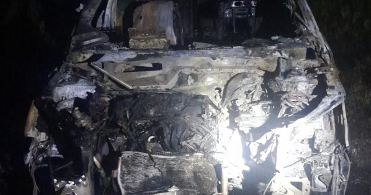 Impresionante- auto terminoacute en llamas tras chocar con una rueda desprendida