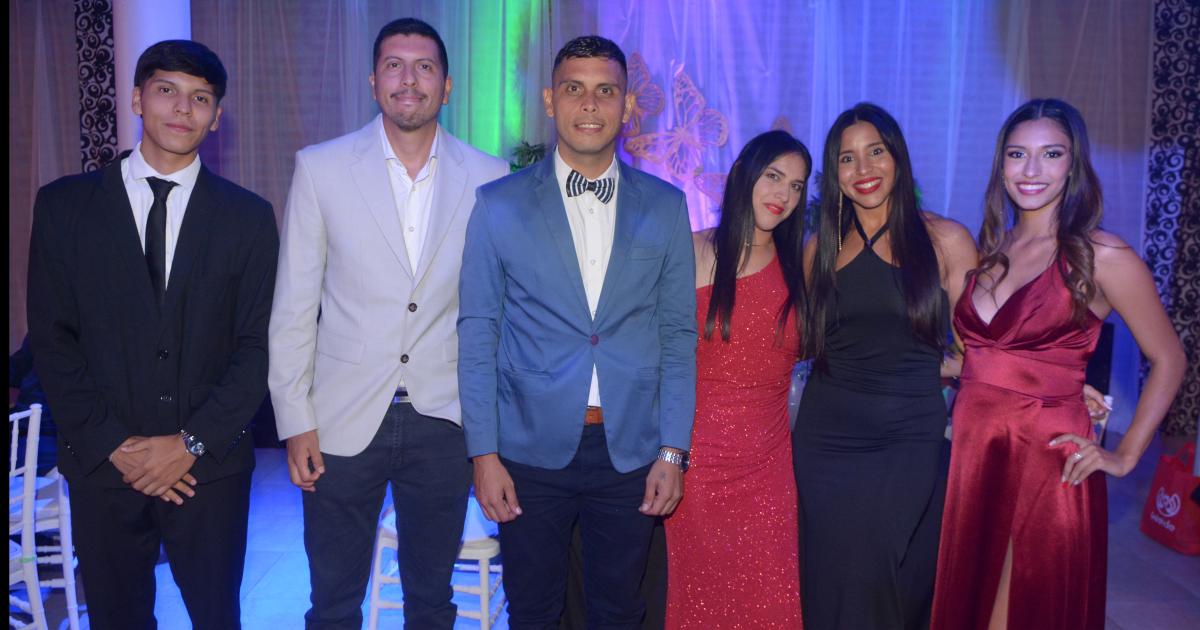 NOCHE FELIZ PARA NOEMIacute MENA